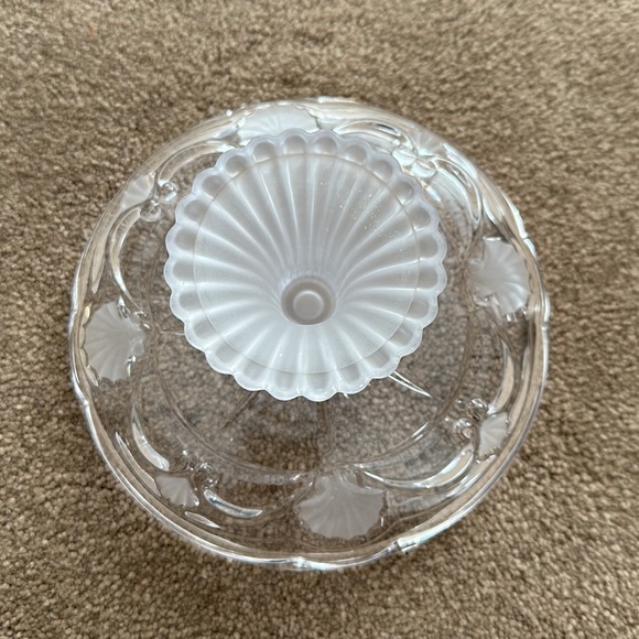 Small pedestal candy dish with shell etchings - Picture 5 of 6